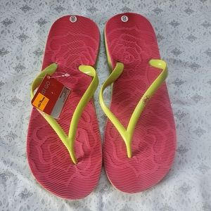 2Pod Pink Rose Textured Flip Flops 🌹